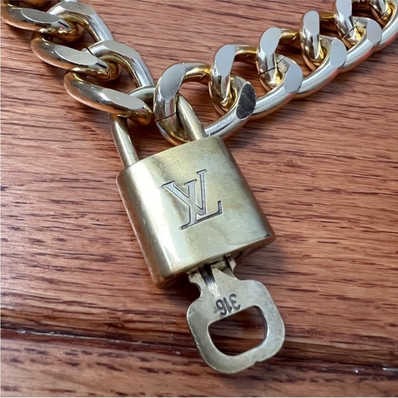 🚨SOLD🚨 Louis Vuitton Lock and Key Necklace #316 - Picture 4 of 8